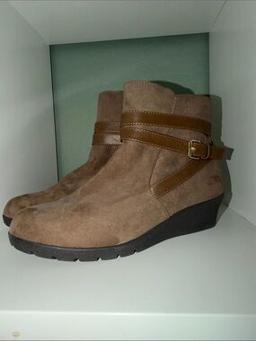 NWOT Kenneth Cole Reaction Brown Side-Zip Suede Boots